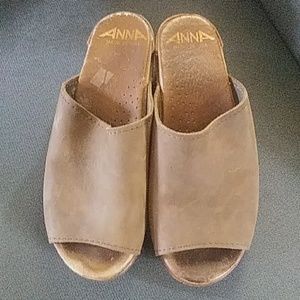 Clogs open toe Anna size 6 tan.